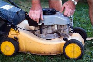 Old-Lawnmower-613357